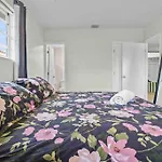 Treasure Island - Modern Miami House 3 Bedroom & 2 Bathroom