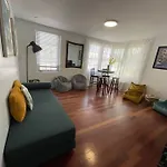 Bright Corner 1 Bedroom, 2 Blocks To Beach, W/Pool