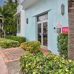 Bright Corner 1 Bedroom, 2 Blocks To Beach, W/Pool