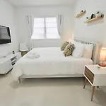 Modern 1 Bd Room 1 Block From The Beach