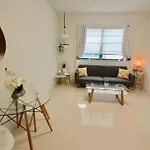Modern 1 Bd Room 1 Block From The Beach