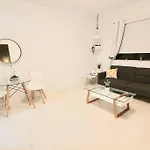 Modern 1 Bd Room 1 Block From The Beach