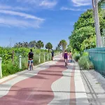 Adorable 2 Bedroom Condo Beach Service 605