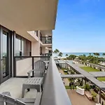 Beautiful Oceanside Retreat Beach Service 609