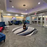 Chasing Waves Stunning Penthouse, Near Ocean Drive