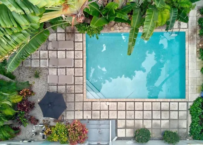 Bright Corner 1 Bedroom, 2 Blocks To Beach, W/Pool