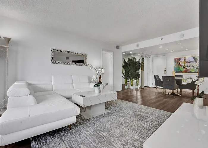 Adorable 2 Bedroom Condo Beach Service 605