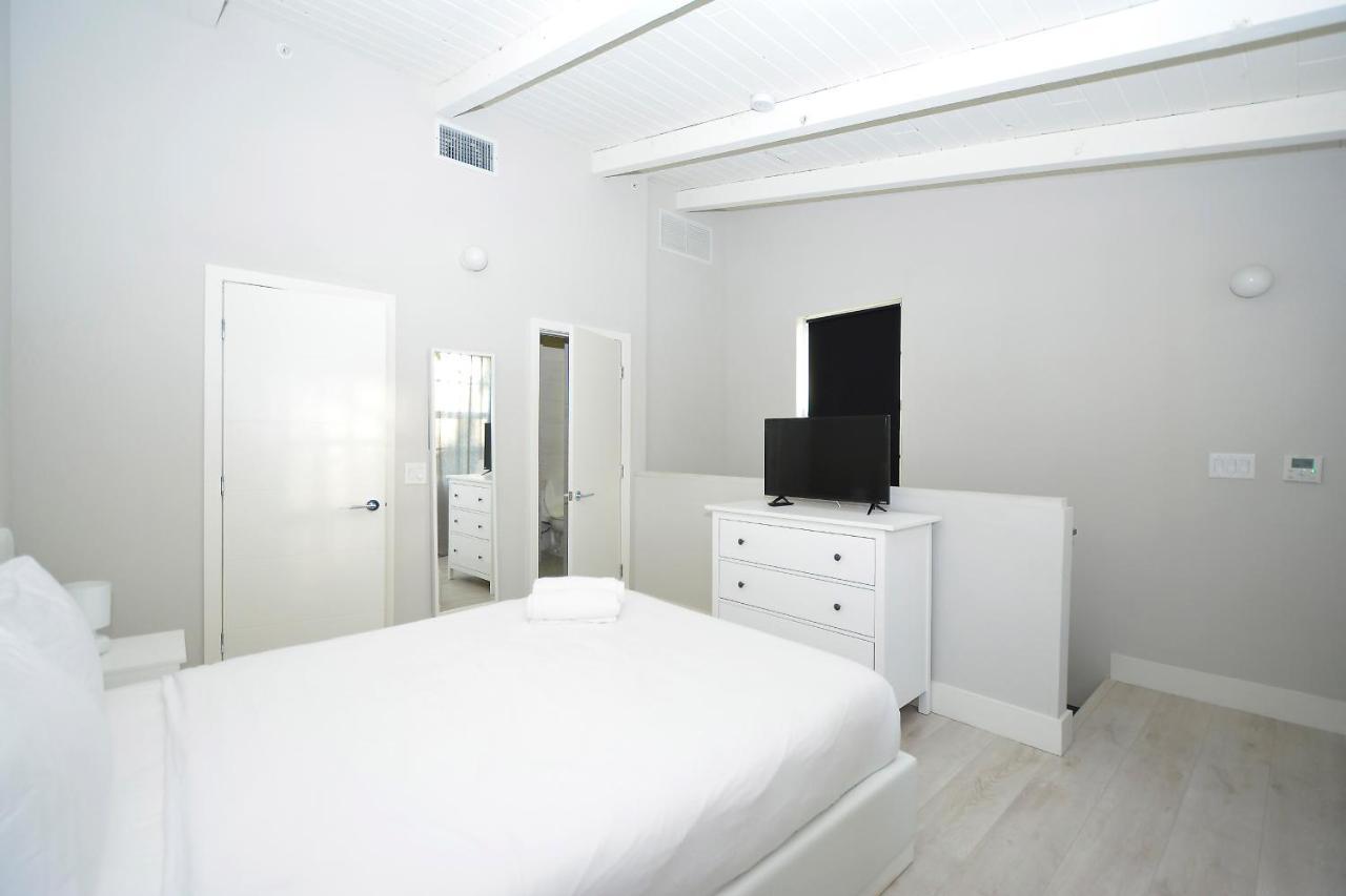 Apartment On Collins Miami Beach
