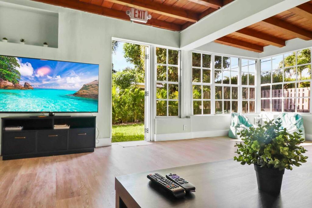 Treasure Island - Modern Miami House 3 Bedroom & 2 Bathroom