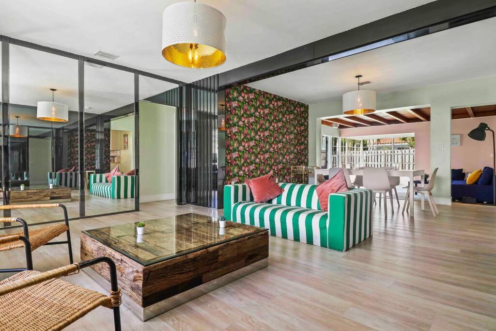 Treasure Island - Modern Miami House 3 Bedroom & 2 Bathroom Holiday home *