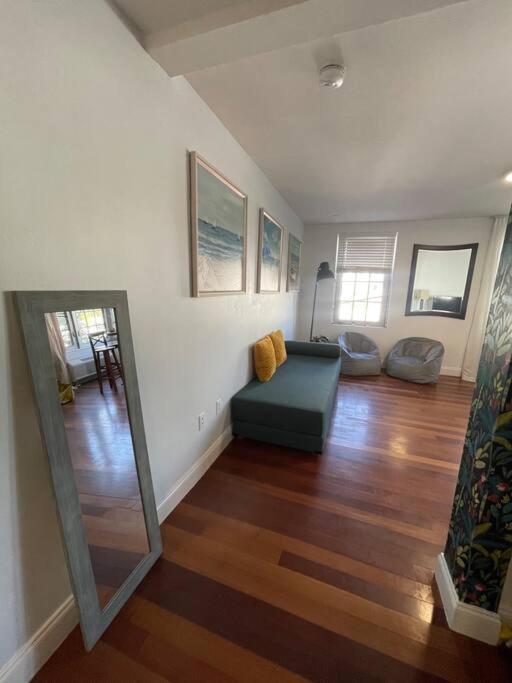 Bright Corner 1 Bedroom, 2 Blocks To Beach, W/pool Apartment *