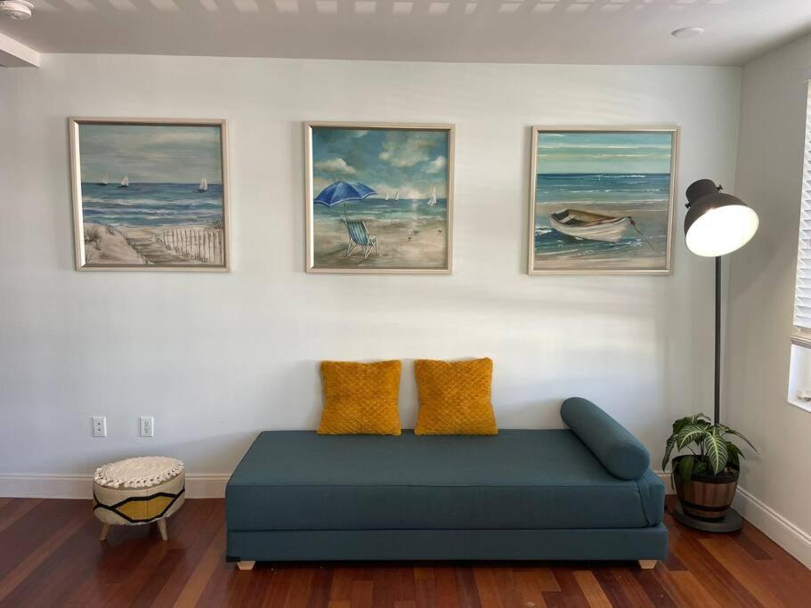 Apartment Bright Corner 1 Bedroom, 2 Blocks To Beach, W/pool *