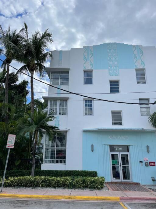 Bright Corner 1 Bedroom, 2 Blocks To Beach, W/pool Apartment Miami Beach