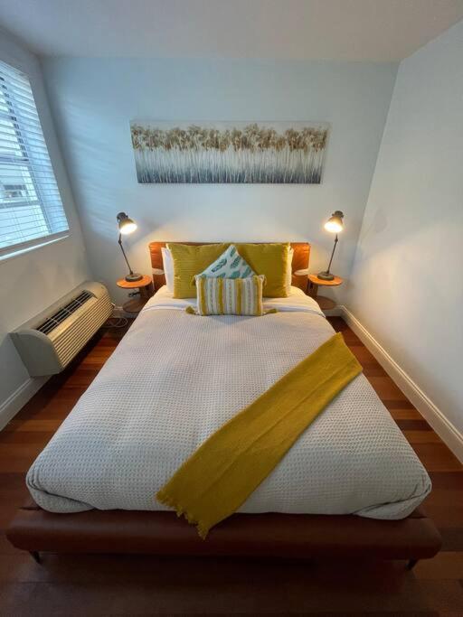 Bright Corner 1 Bedroom, 2 Blocks To Beach, W/pool Miami Beach