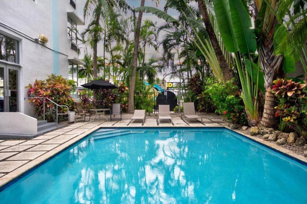 Bright Corner 1 Bedroom, 2 Blocks To Beach, W/pool Apartment