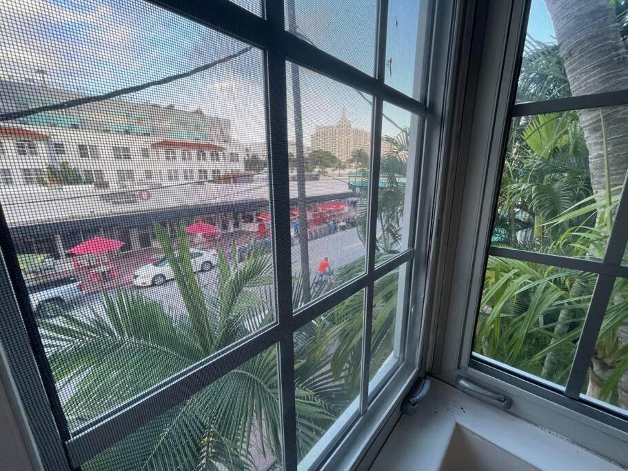Apartment Bright Corner 1 Bedroom, 2 Blocks To Beach, W/pool