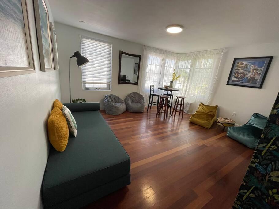 Bright Corner 1 Bedroom, 2 Blocks To Beach, W/pool Apartment Miami Beach