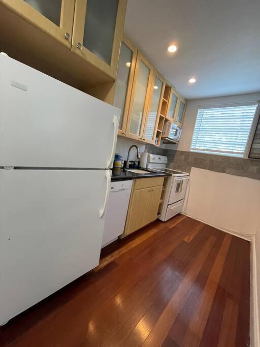Bright Corner 1 Bedroom, 2 Blocks To Beach, W/pool Miami Beach