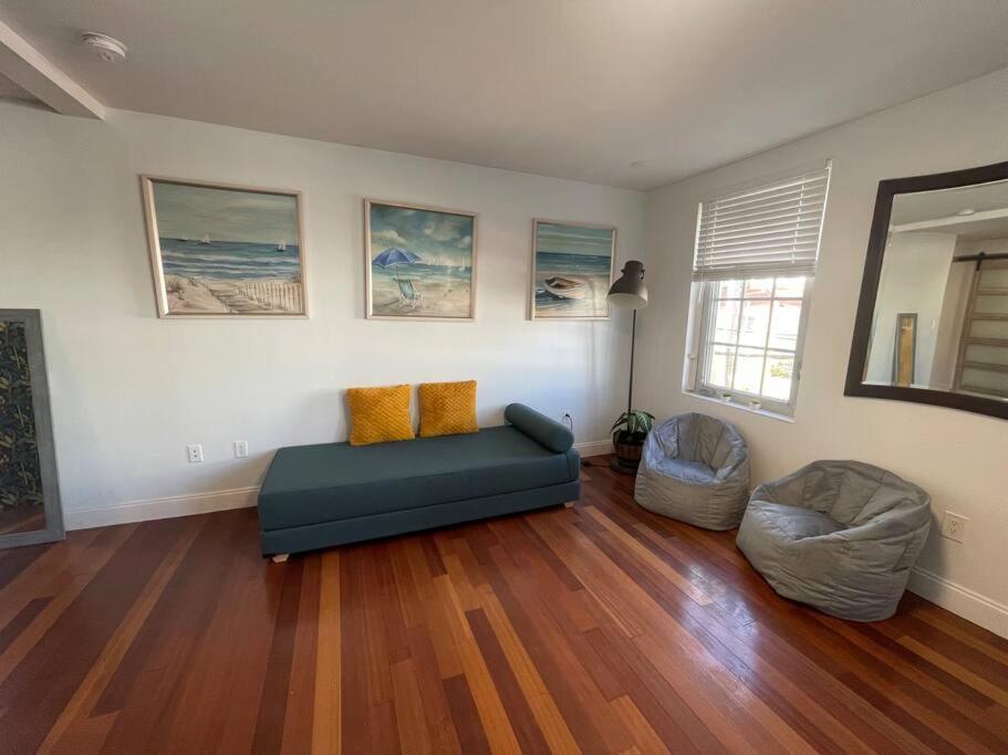 Bright Corner 1 Bedroom, 2 Blocks To Beach, W/pool Apartment