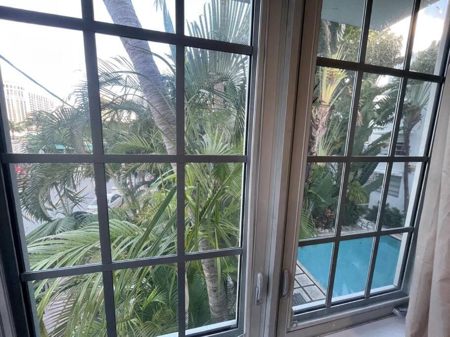 Apartment Bright Corner 1 Bedroom, 2 Blocks To Beach, W/pool *
