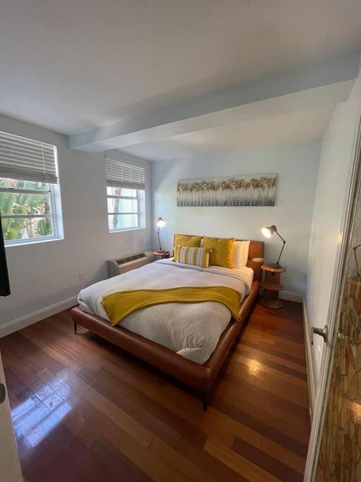 Bright Corner 1 Bedroom, 2 Blocks To Beach, W/pool Apartment *