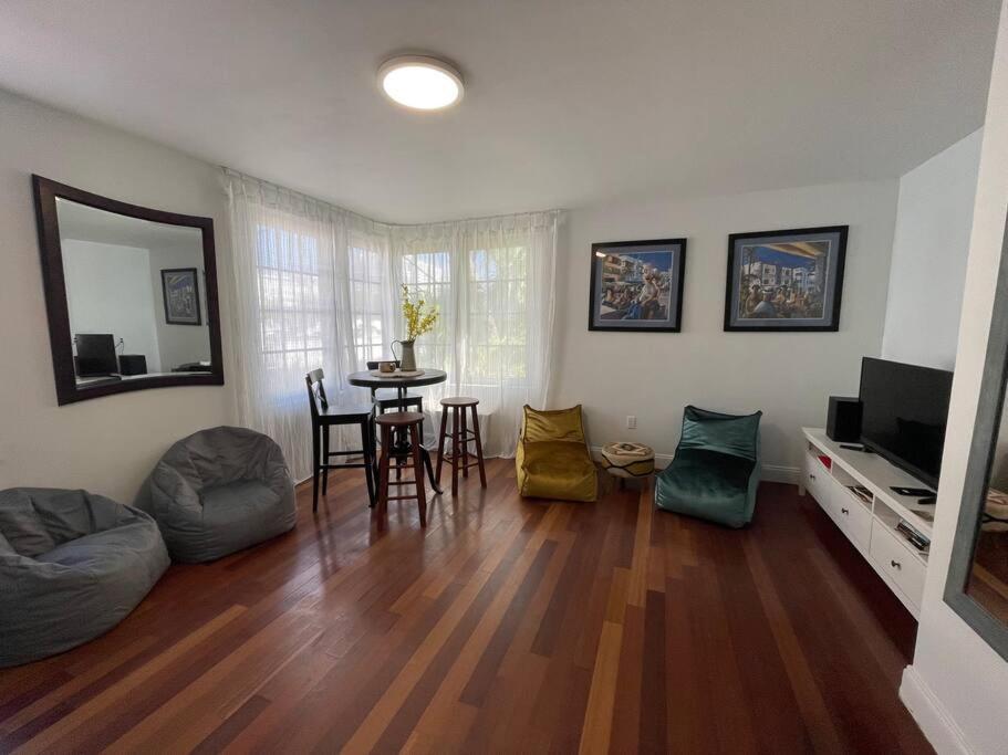 Bright Corner 1 Bedroom, 2 Blocks To Beach, W/pool * Miami Beach