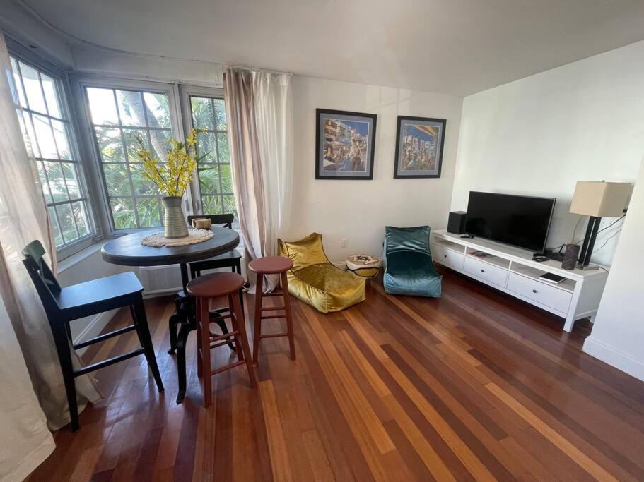 Apartment Bright Corner 1 Bedroom, 2 Blocks To Beach, W/pool *