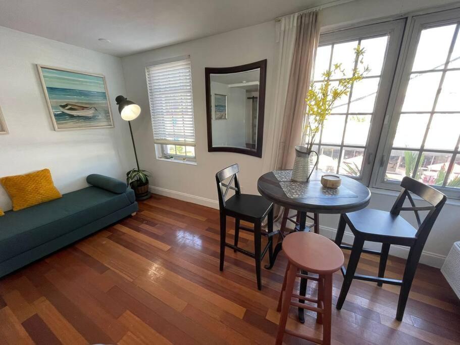 Bright Corner 1 Bedroom, 2 Blocks To Beach, W/pool *