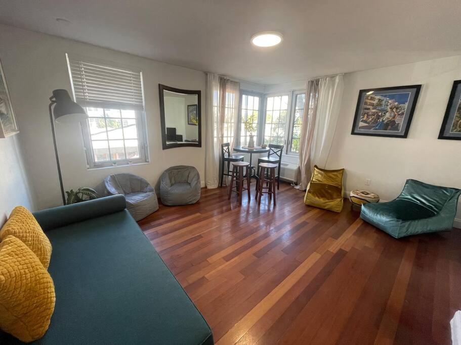 Bright Corner 1 Bedroom, 2 Blocks To Beach, W/pool *
