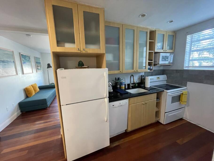 Bright Corner 1 Bedroom, 2 Blocks To Beach, W/pool Apartment *