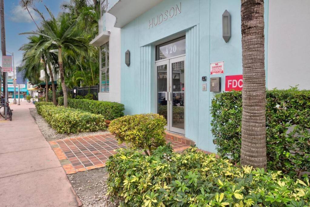 Apartment Bright Corner 1 Bedroom, 2 Blocks To Beach, W/pool