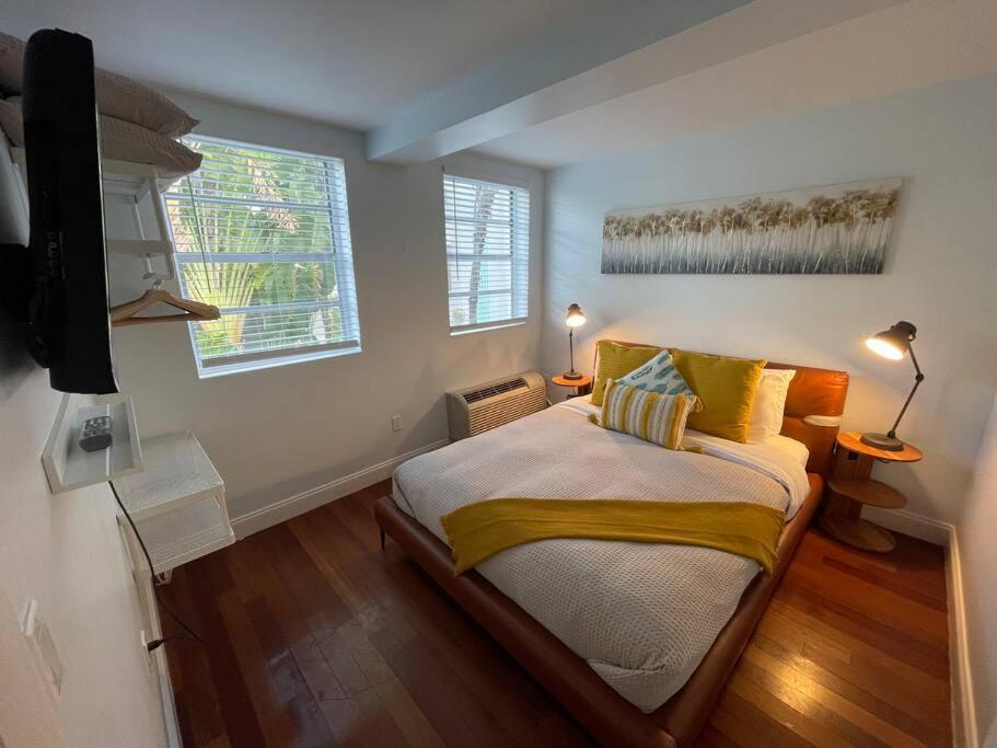 Bright Corner 1 Bedroom, 2 Blocks To Beach, W/pool Miami Beach