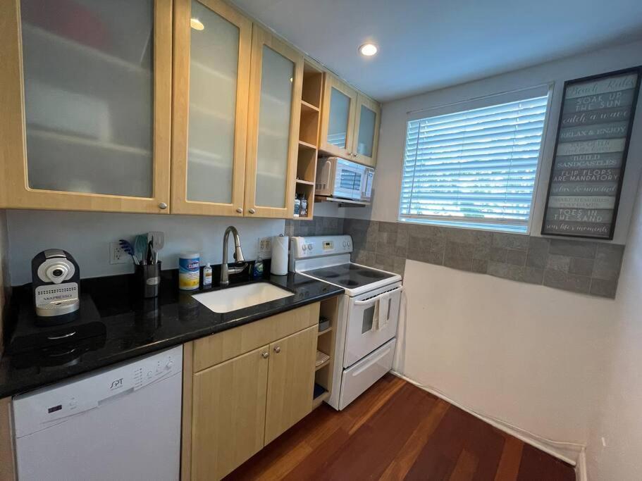 Apartment Bright Corner 1 Bedroom, 2 Blocks To Beach, W/pool *