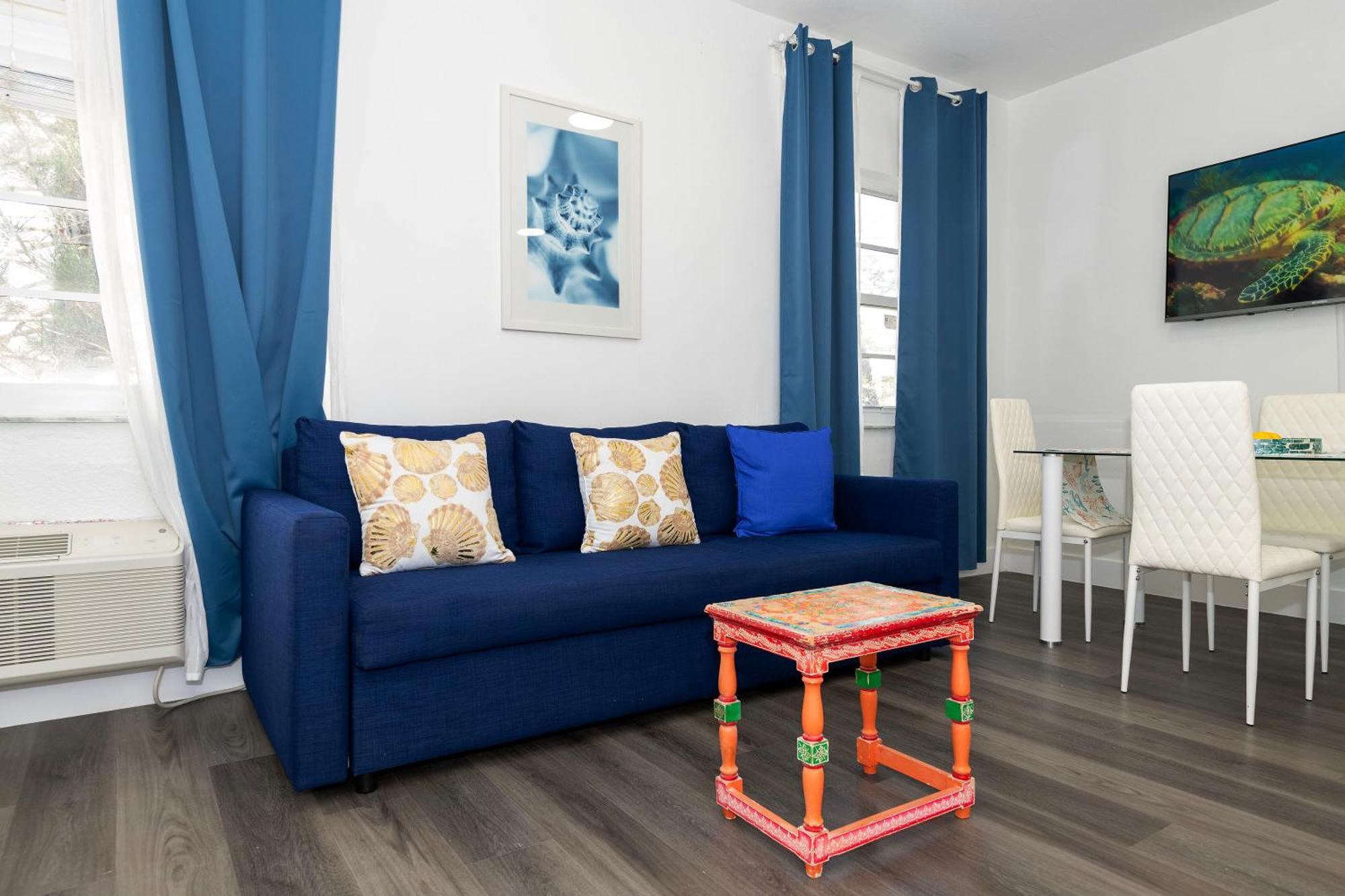 Apartment On Collins *