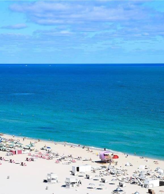Elegant And Spacious Beachfront With Parking Apartment *