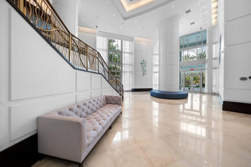 Fountainebleau Resort, Balcony With Ocean & Pool View Apartment Miami Beach