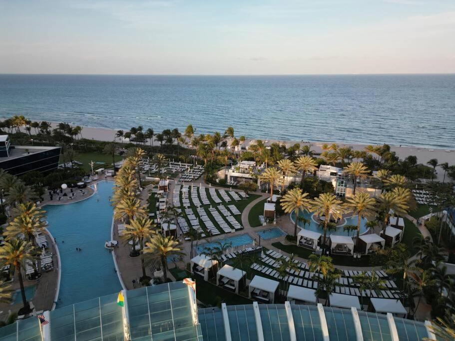Fountainebleau Resort, Balcony With Ocean & Pool View Apartment *