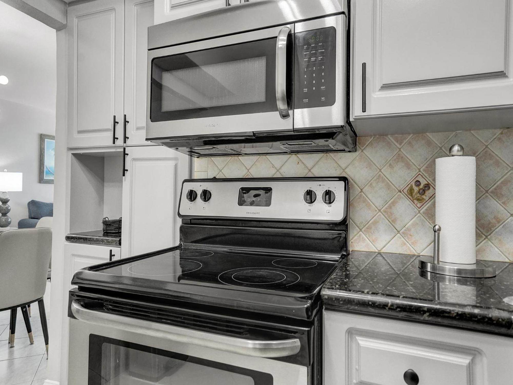 Cozy Beachfront 2 Bedroom Service 406 Apartment *