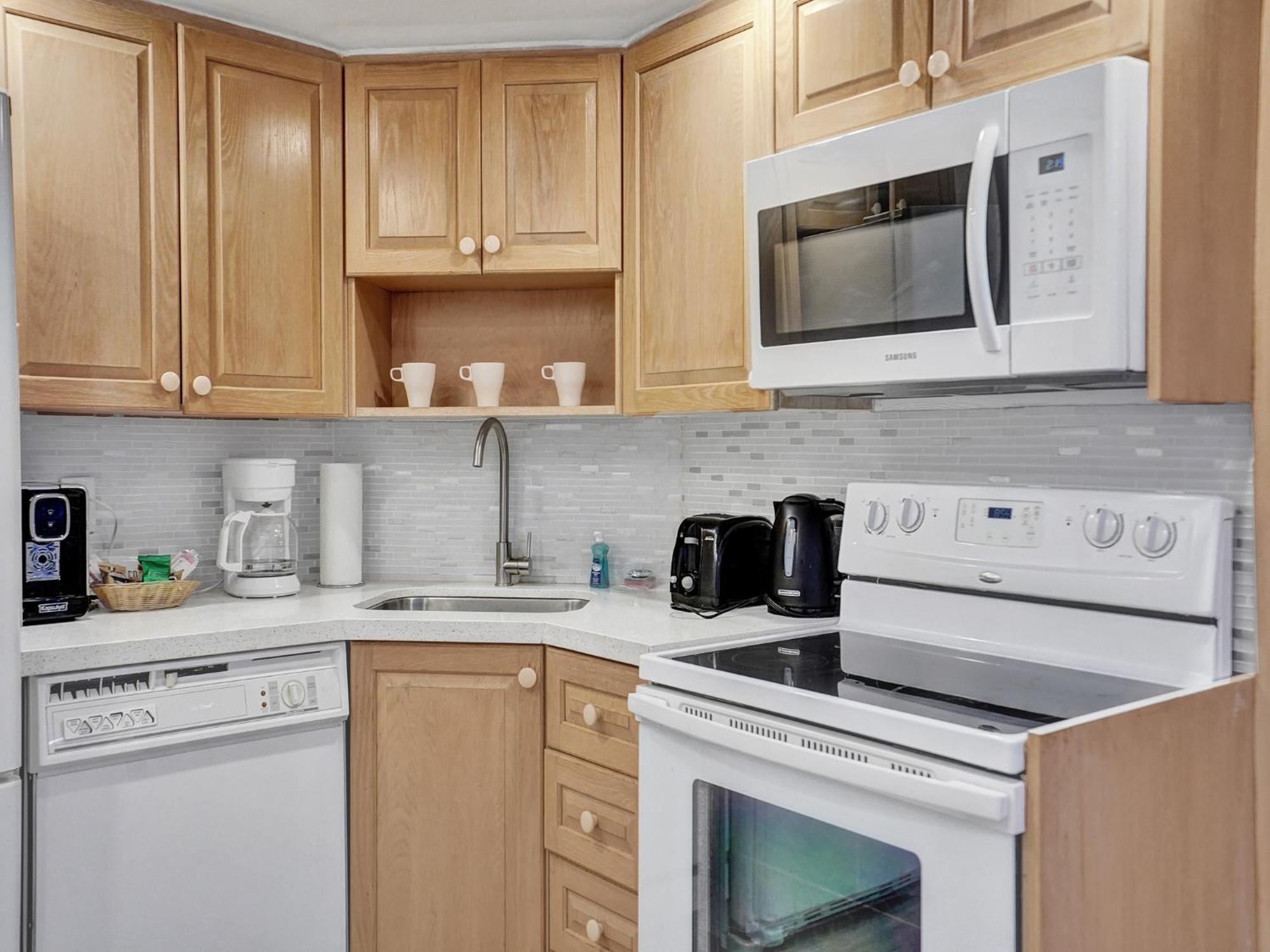 Adorable 2 Bedroom Service 605 Apartment