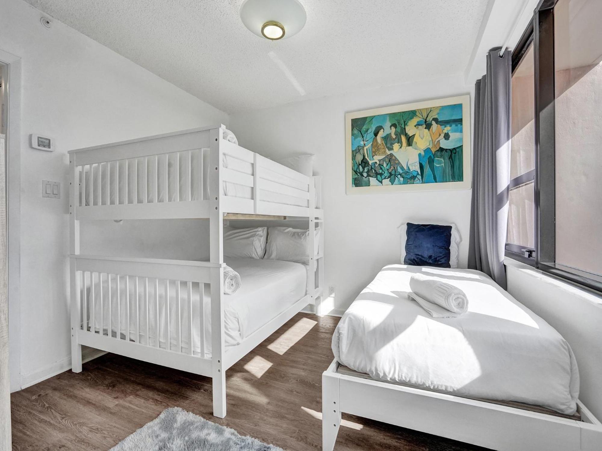 Adorable 2 Bedroom Service 605 Apartment Miami Beach