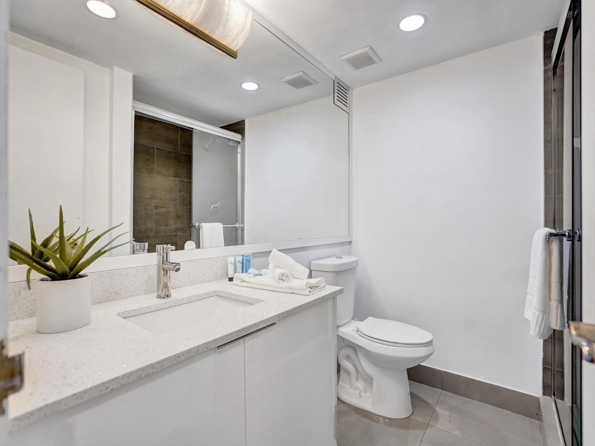 Adorable 2 Bedroom Service 605 * Miami Beach