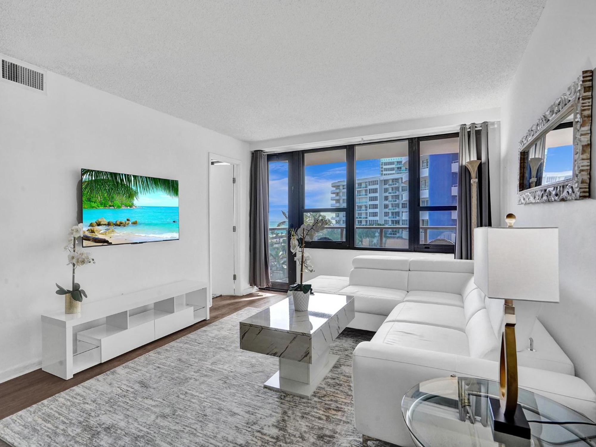 Adorable 2 Bedroom Service 605 Miami Beach