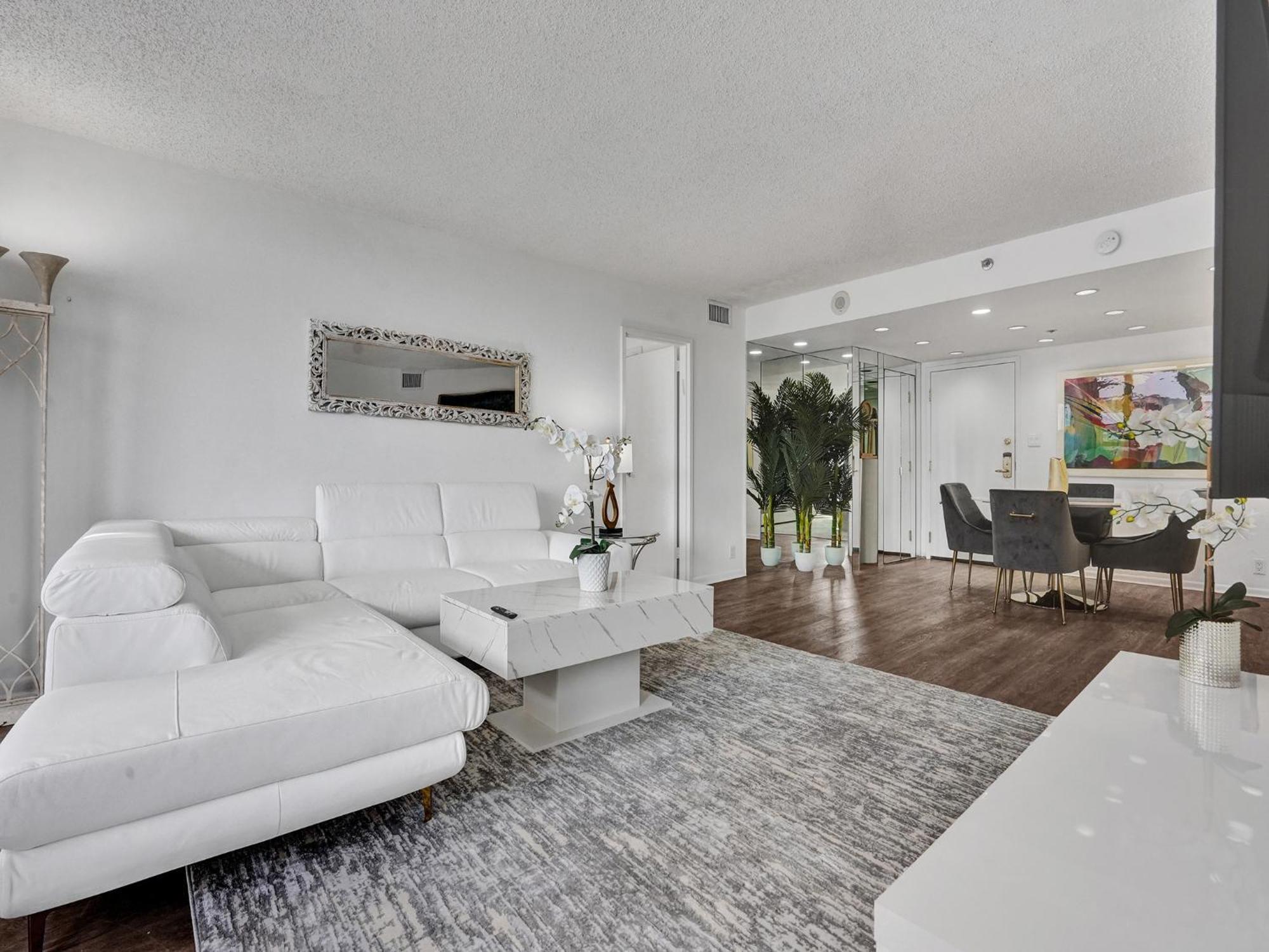 Adorable 2 Bedroom Service 605 Apartment