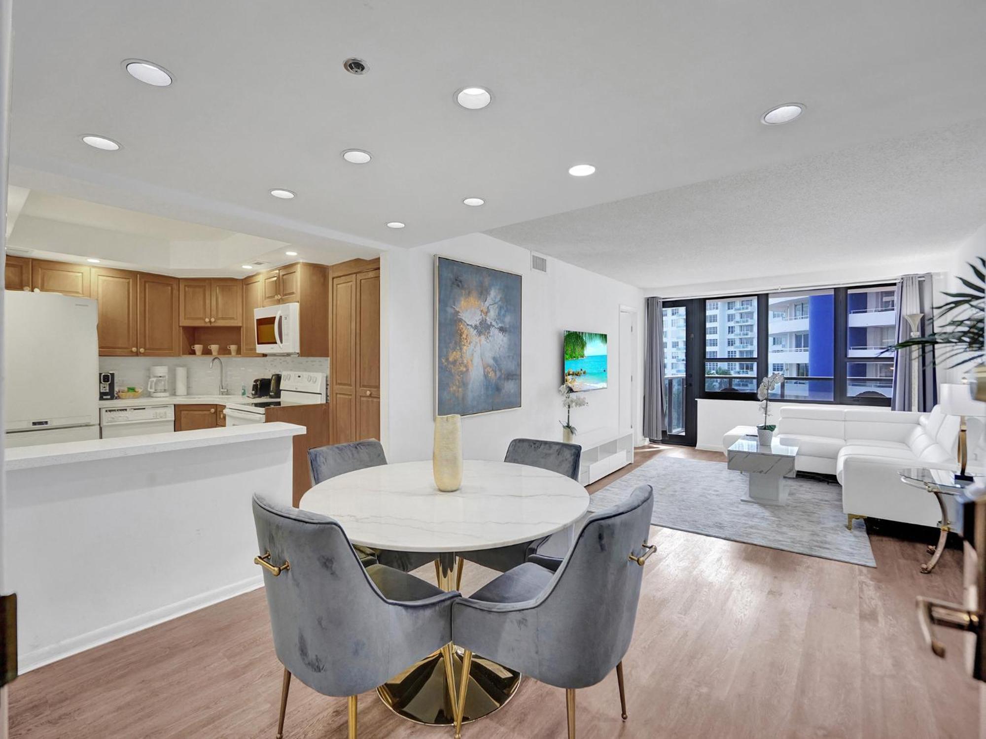 Apartment Adorable 2 Bedroom Service 605 *