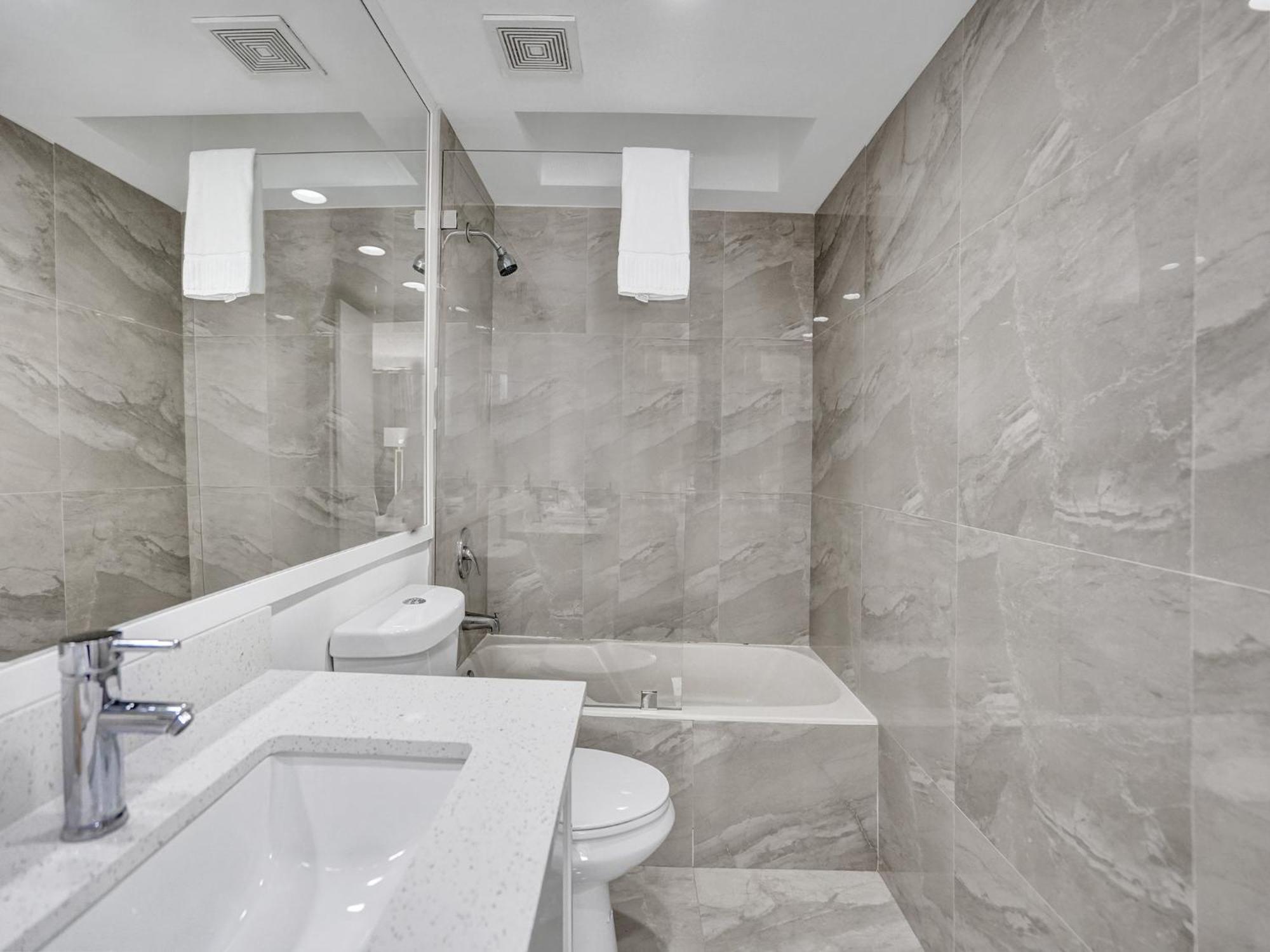 Adorable 2 Bedroom Service 605 Apartment Miami Beach