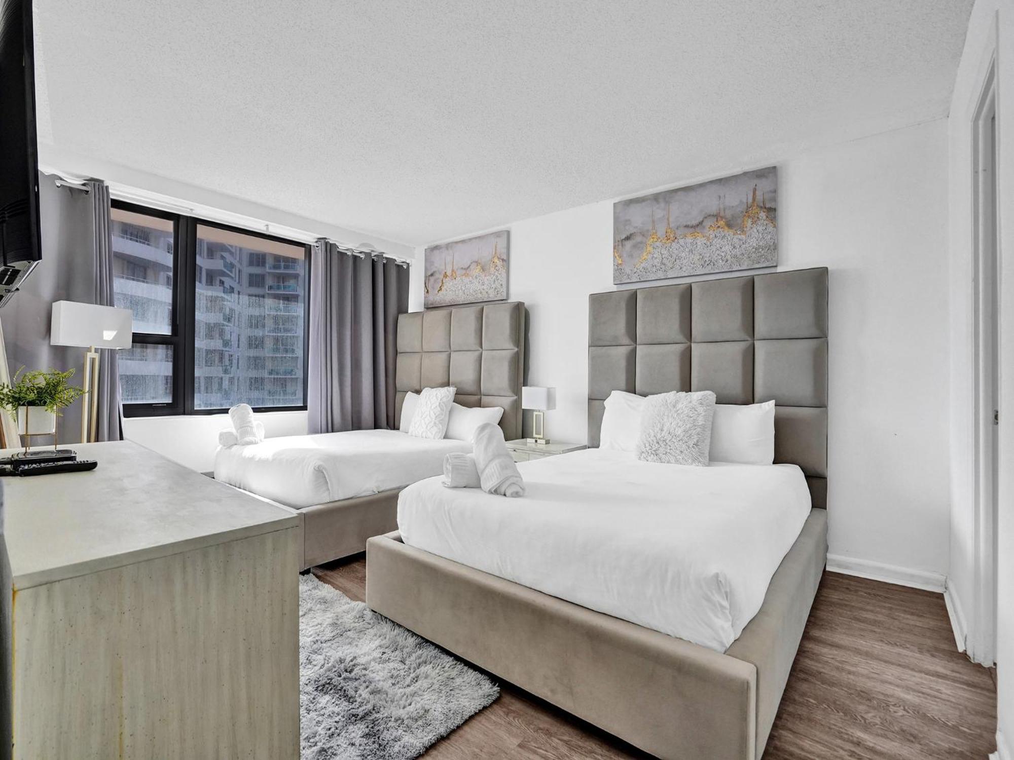 Adorable 2 Bedroom Service 605 * Miami Beach