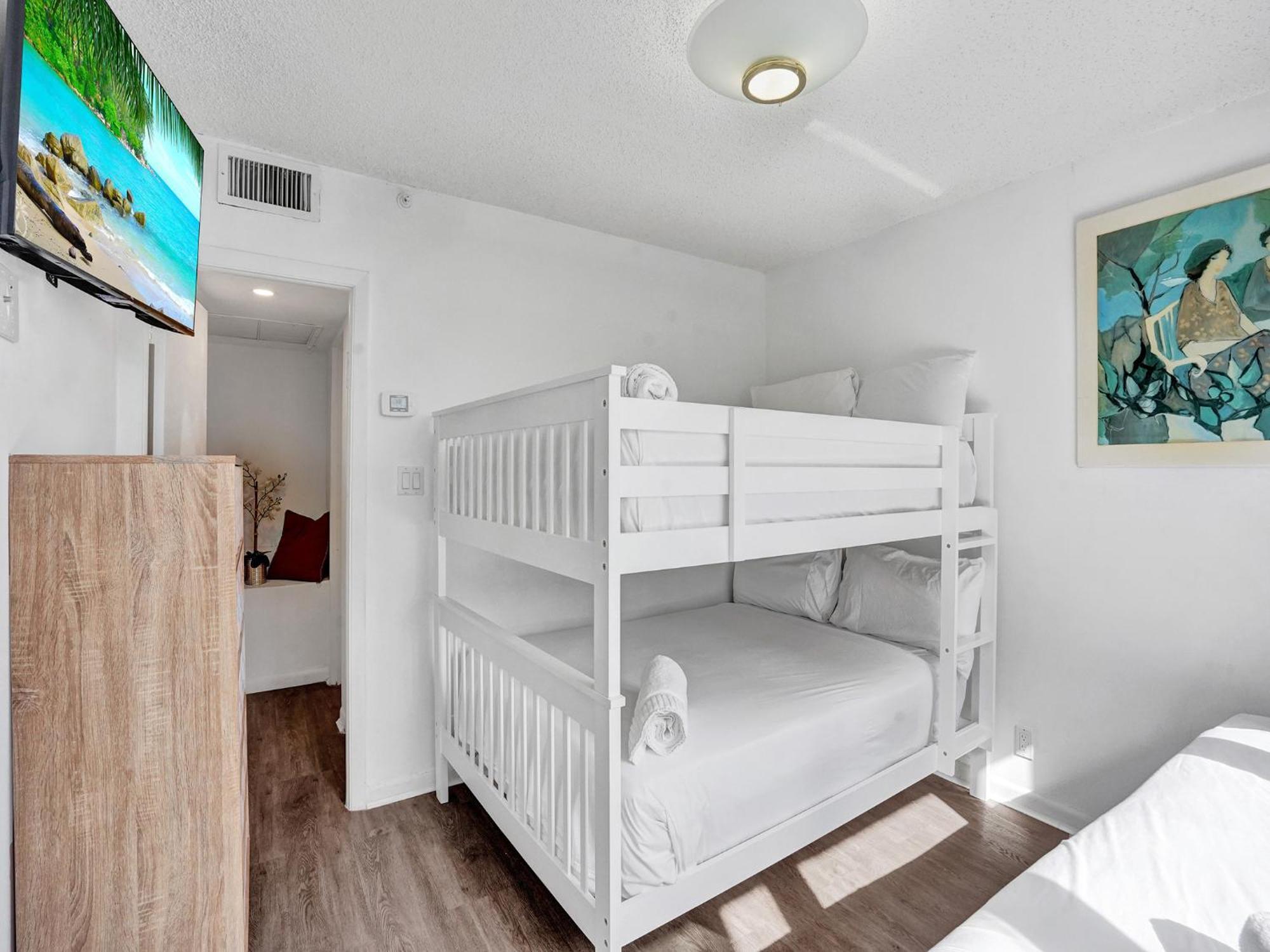 Adorable 2 Bedroom Service 605 *
