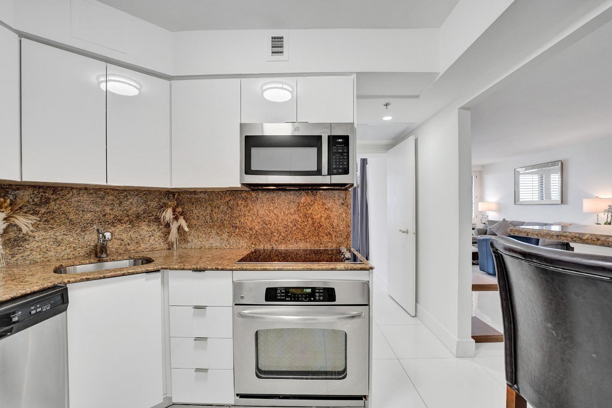 Beautiful Oceanside Retreat Service 609 Apartment Miami Beach
