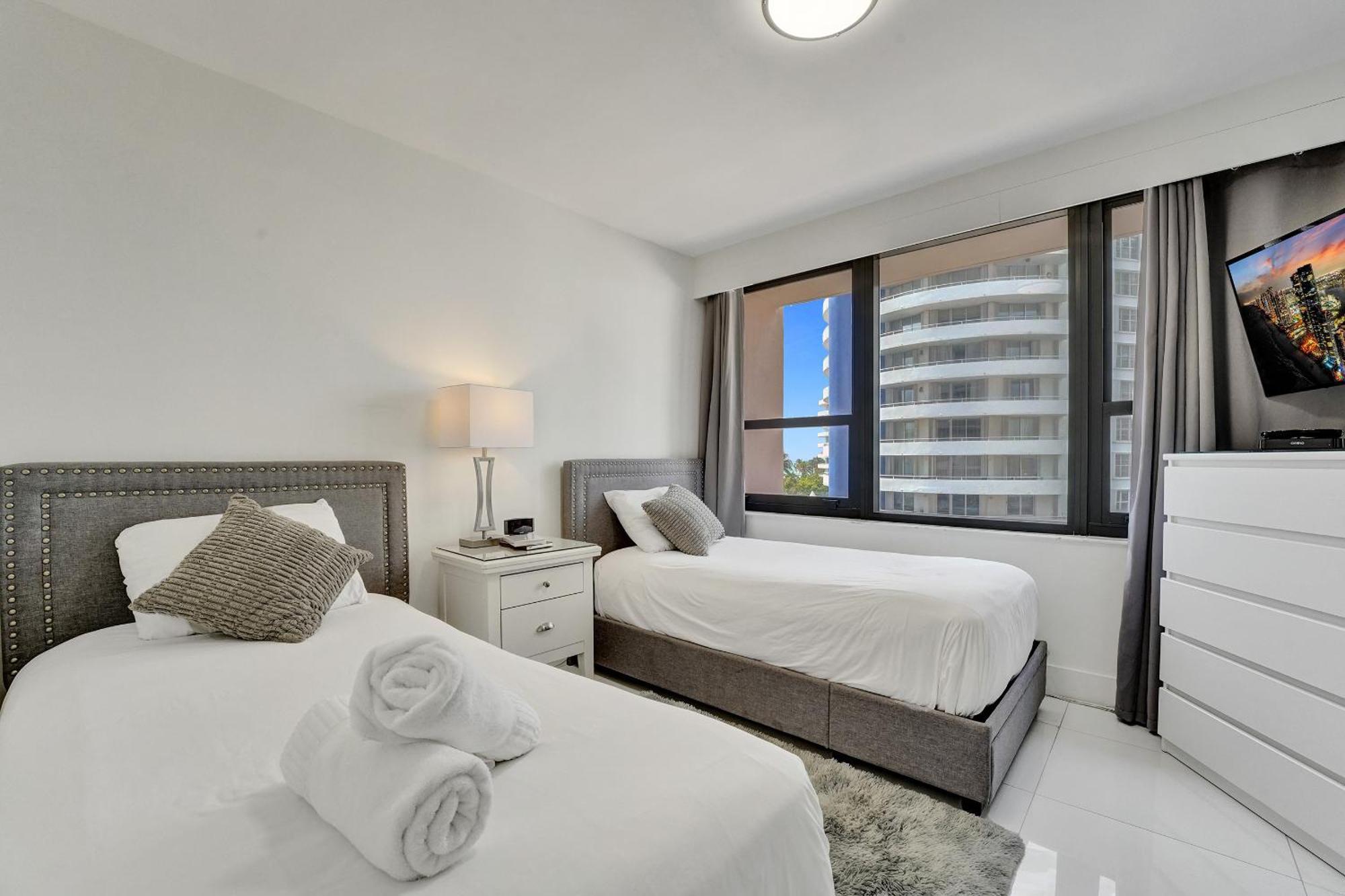 Apartment Beautiful Oceanside Retreat Service 609 *