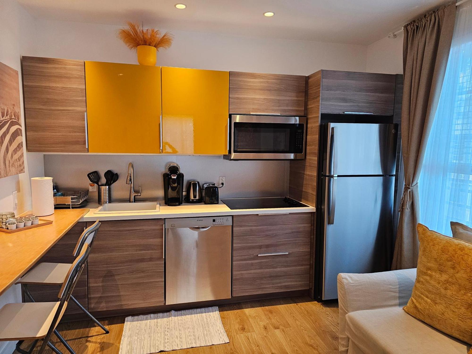 Bright 1bedroom Renovated Near The *